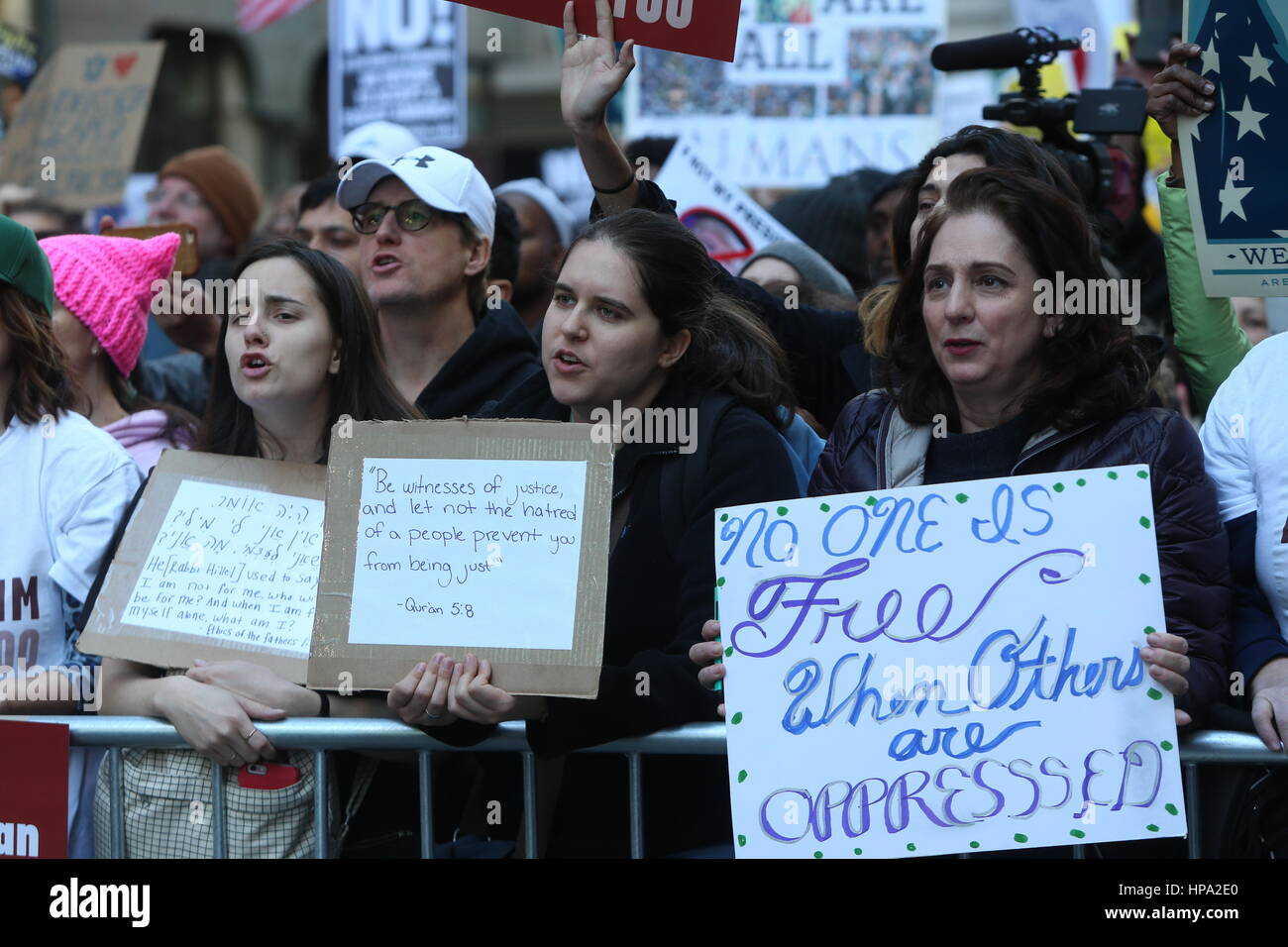 New York City, USA. 19. Februar 2017. Eine Menschenmenge, die schätzungsweise 10.000 verbunden NYC Bürgermeister Bill de Blasio & andere prominente Mitglieder des Klerus zu erklären: "Heute bin ich ein Muslim" während einer Kundgebung auf dem Times Square. Bildnachweis: Andy Katz/Pacific Press/Alamy Live-Nachrichten Stockfoto