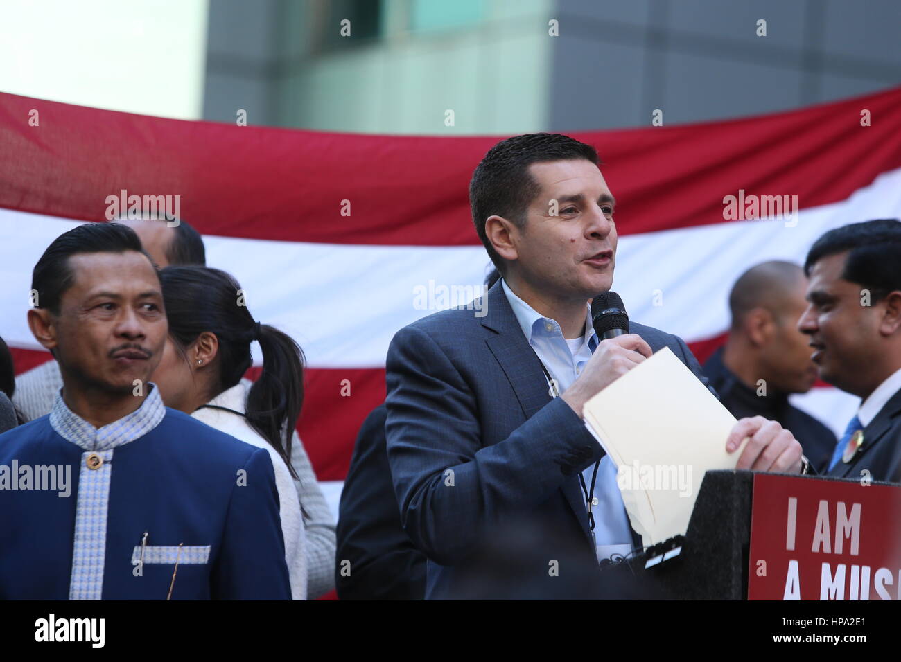 New York City, USA. 19. Februar 2017. Rallye-MC Dean Obeidallah. Eine Menschenmenge, die schätzungsweise 10.000 verbunden NYC Bürgermeister Bill de Blasio & andere prominente Mitglieder des Klerus zu erklären: "Heute bin ich ein Muslim" während einer Kundgebung auf dem Times Square. Bildnachweis: Andy Katz/Pacific Press/Alamy Live-Nachrichten Stockfoto