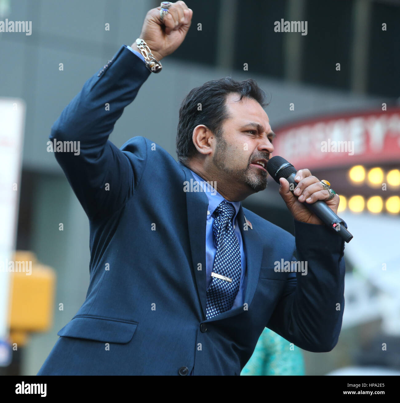 New York City, USA. 19. Februar 2017. Eine Menschenmenge, die schätzungsweise 10.000 verbunden NYC Bürgermeister Bill de Blasio & andere prominente Mitglieder des Klerus zu erklären: "Heute bin ich ein Muslim" während einer Kundgebung auf dem Times Square. Bildnachweis: Andy Katz/Pacific Press/Alamy Live-Nachrichten Stockfoto