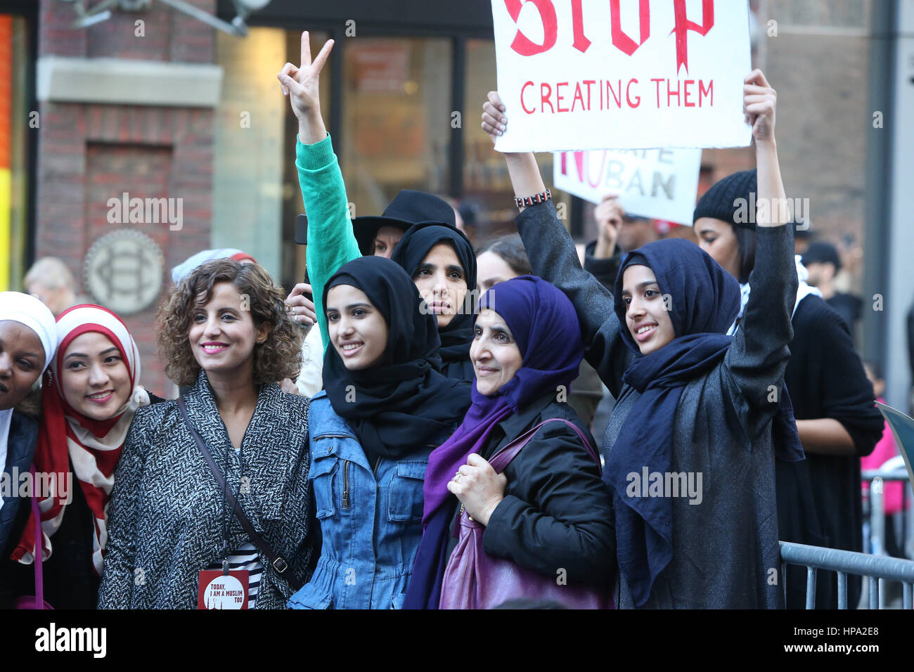 New York City, USA. 19. Februar 2017. Eine Menschenmenge, die schätzungsweise 10.000 verbunden NYC Bürgermeister Bill de Blasio & andere prominente Mitglieder des Klerus zu erklären: "Heute bin ich ein Muslim" während einer Kundgebung auf dem Times Square. Bildnachweis: Andy Katz/Pacific Press/Alamy Live-Nachrichten Stockfoto