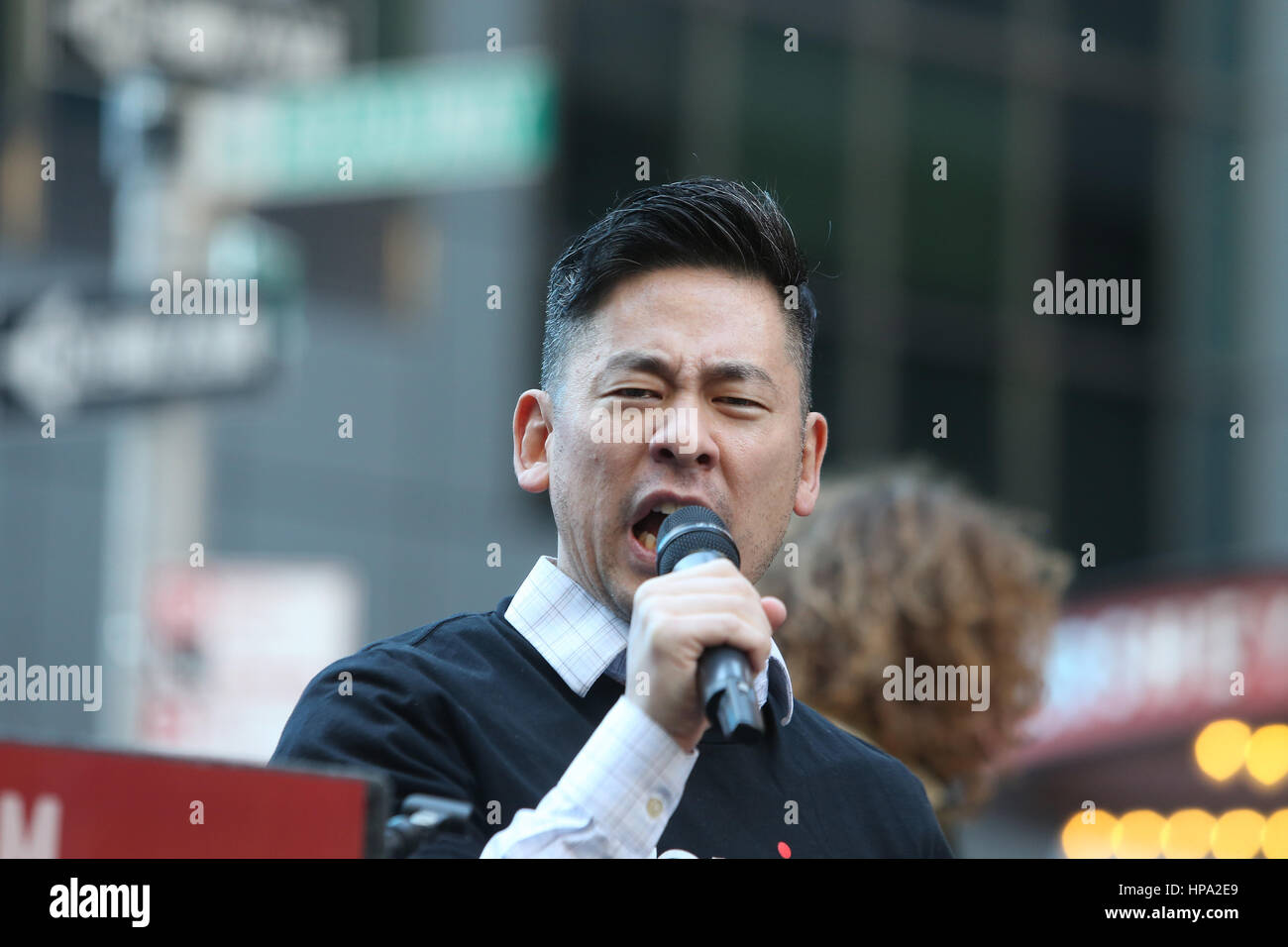 New York City, USA. 19. Februar 2017. Eine Menschenmenge, die schätzungsweise 10.000 verbunden NYC Bürgermeister Bill de Blasio & andere prominente Mitglieder des Klerus zu erklären: "Heute bin ich ein Muslim" während einer Kundgebung auf dem Times Square. Bildnachweis: Andy Katz/Pacific Press/Alamy Live-Nachrichten Stockfoto