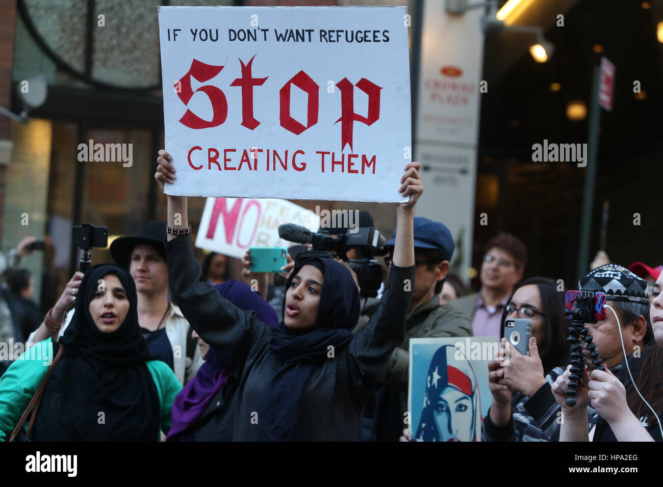 New York City, USA. 19. Februar 2017. Eine Menschenmenge, die schätzungsweise 10.000 verbunden NYC Bürgermeister Bill de Blasio & andere prominente Mitglieder des Klerus zu erklären: "Heute bin ich ein Muslim" während einer Kundgebung auf dem Times Square. Bildnachweis: Andy Katz/Pacific Press/Alamy Live-Nachrichten Stockfoto