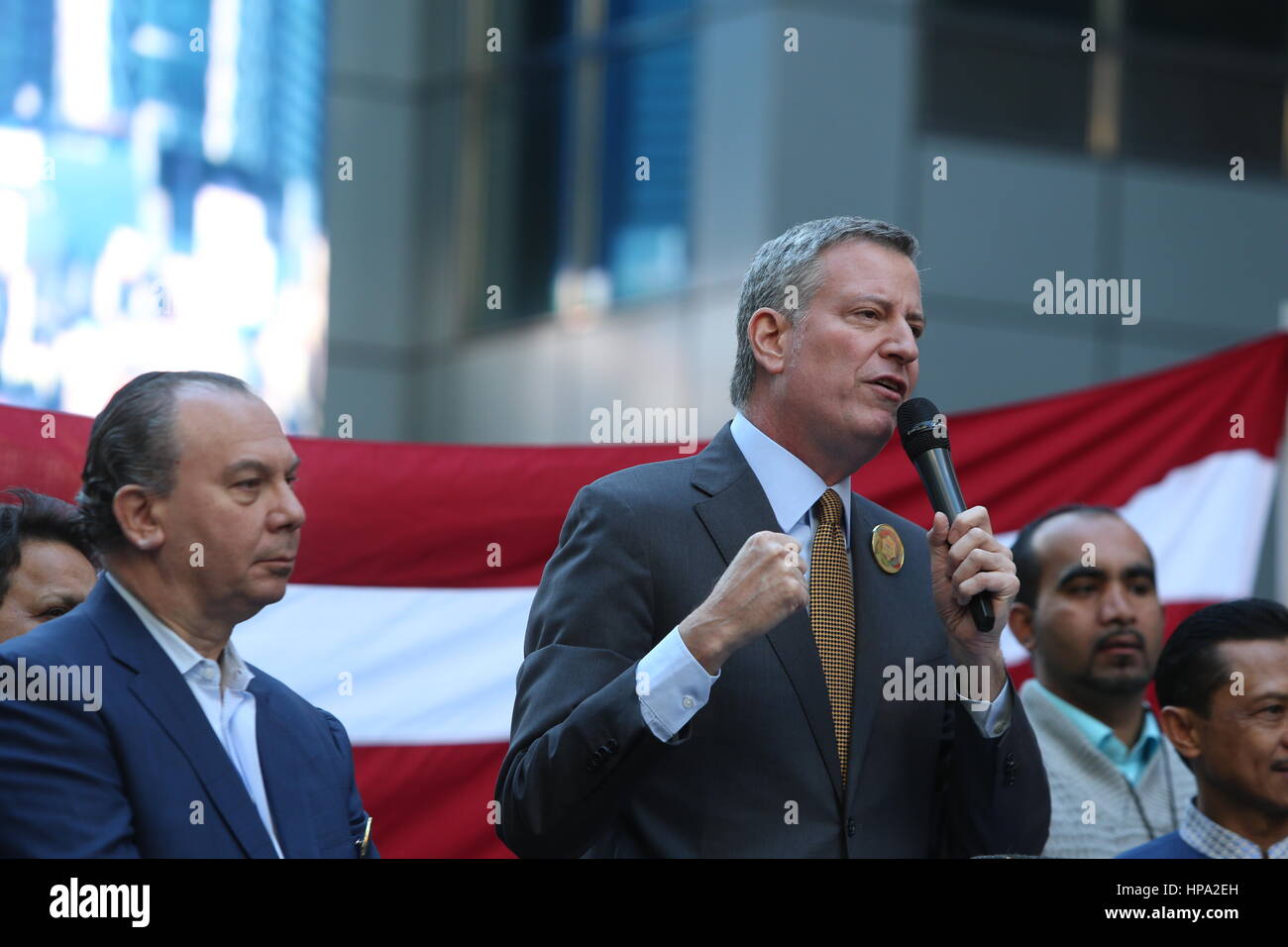 New York City, USA. 19. Februar 2017. NYC Bürgermeister Bill de Blasio erklärt, heute er ein Muslim ist, ein Publikum. Eine Menschenmenge, die schätzungsweise 10.000 verbunden NYC Bürgermeister Bill de Blasio & andere prominente Mitglieder des Klerus zu erklären: "Heute bin ich ein Muslim" während einer Kundgebung auf dem Times Square. Bildnachweis: Andy Katz/Pacific Press/Alamy Live-Nachrichten Stockfoto