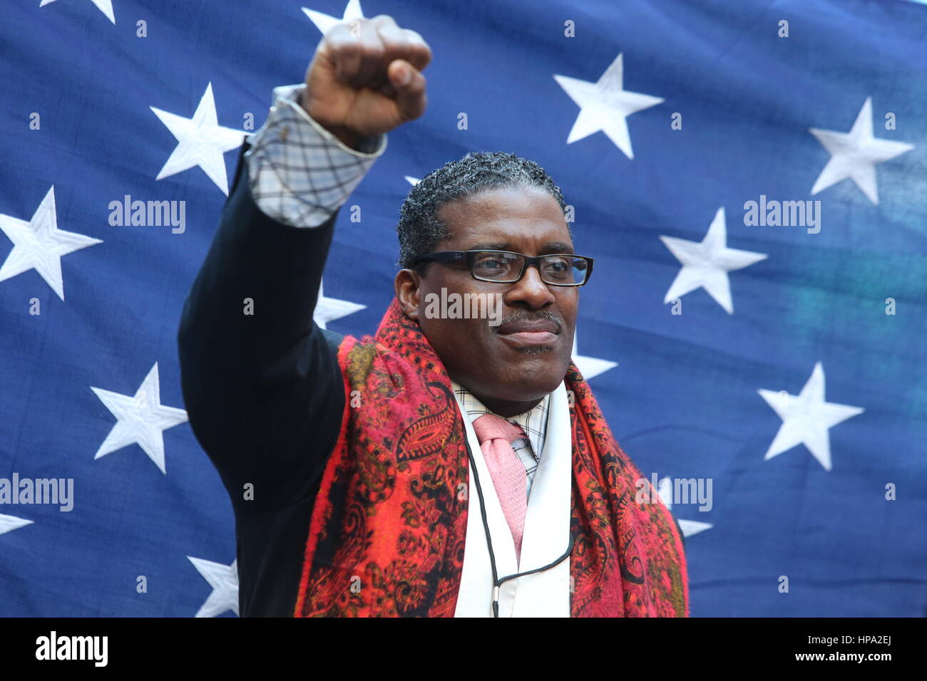 New York City, USA. 19. Februar 2017. Eine Menschenmenge, die schätzungsweise 10.000 verbunden NYC Bürgermeister Bill de Blasio & andere prominente Mitglieder des Klerus zu erklären: "Heute bin ich ein Muslim" während einer Kundgebung auf dem Times Square. Bildnachweis: Andy Katz/Pacific Press/Alamy Live-Nachrichten Stockfoto