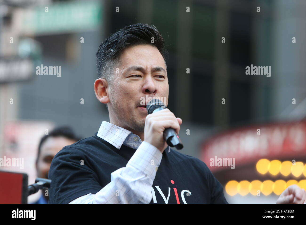 New York City, USA. 19. Februar 2017. Eine Menschenmenge, die schätzungsweise 10.000 verbunden NYC Bürgermeister Bill de Blasio & andere prominente Mitglieder des Klerus zu erklären: "Heute bin ich ein Muslim" während einer Kundgebung auf dem Times Square. Bildnachweis: Andy Katz/Pacific Press/Alamy Live-Nachrichten Stockfoto