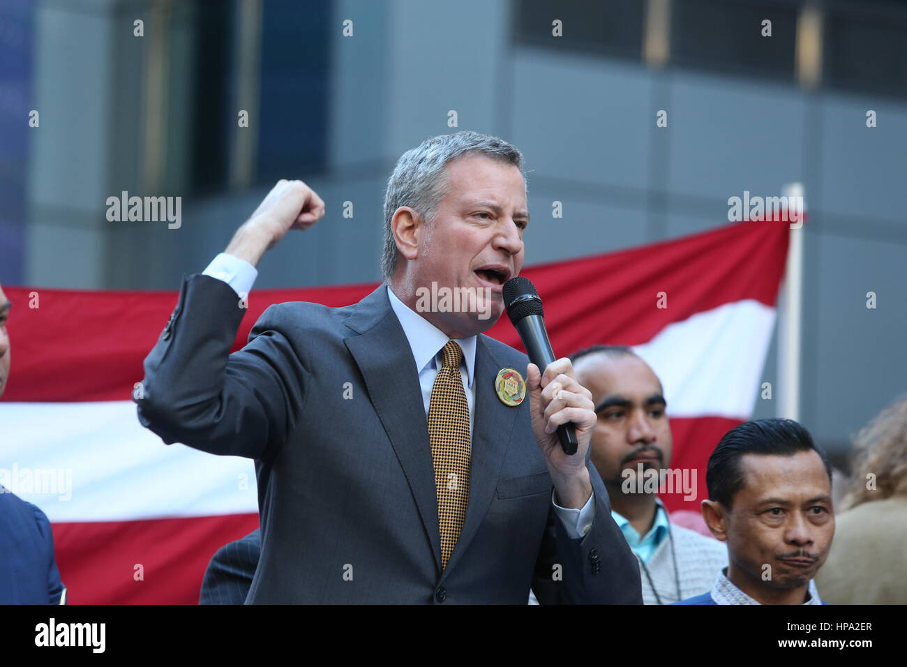 New York City, USA. 19. Februar 2017. NYC Bürgermeister Bill de Blasio erklärt, heute er ein Muslim ist, ein Publikum. Eine Menschenmenge, die schätzungsweise 10.000 verbunden NYC Bürgermeister Bill de Blasio & andere prominente Mitglieder des Klerus zu erklären: "Heute bin ich ein Muslim" während einer Kundgebung auf dem Times Square. Bildnachweis: Andy Katz/Pacific Press/Alamy Live-Nachrichten Stockfoto