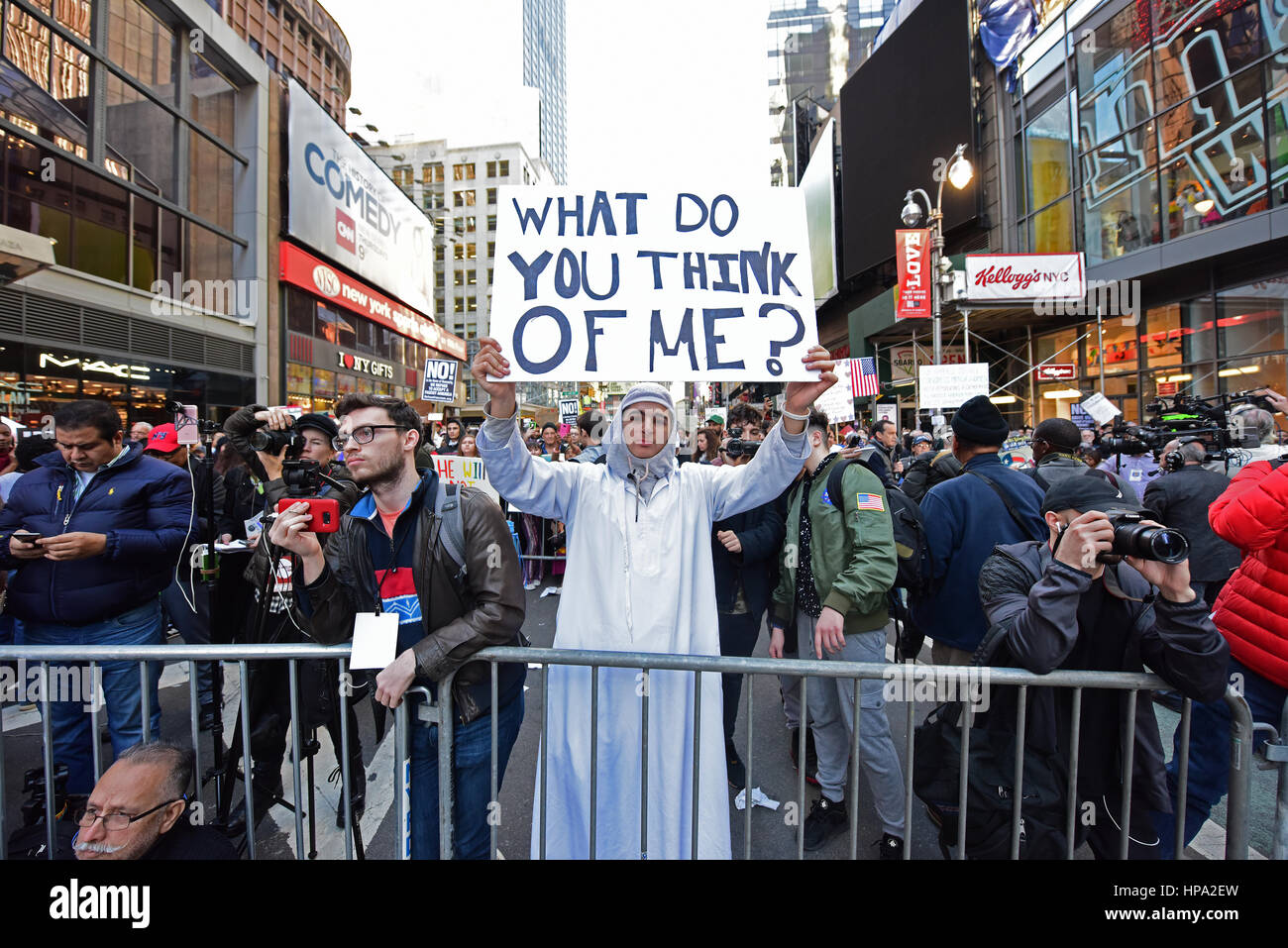 New York City, USA. 19. Februar 2017. Eine Menschenmenge, die schätzungsweise 10.000 verbunden NYC Bürgermeister Bill de Blasio & andere prominente Mitglieder des Klerus zu erklären: "Heute bin ich ein Muslim" während einer Kundgebung auf dem Times Square. Bildnachweis: Andy Katz/Pacific Press/Alamy Live-Nachrichten Stockfoto