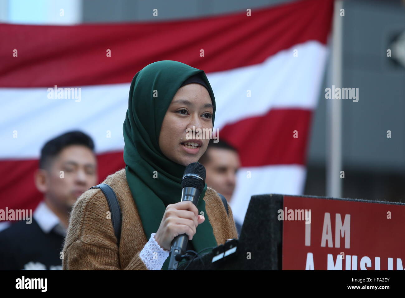 New York City, USA. 19. Februar 2017. Eine Menschenmenge, die schätzungsweise 10.000 verbunden NYC Bürgermeister Bill de Blasio & andere prominente Mitglieder des Klerus zu erklären: "Heute bin ich ein Muslim" während einer Kundgebung auf dem Times Square. Bildnachweis: Andy Katz/Pacific Press/Alamy Live-Nachrichten Stockfoto