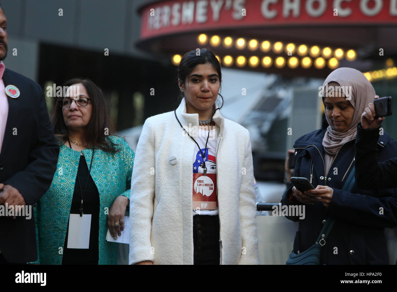 New York City, USA. 19. Februar 2017. Sängerin Kashish Shamsi. Eine Menschenmenge, die schätzungsweise 10.000 verbunden NYC Bürgermeister Bill de Blasio & andere prominente Mitglieder des Klerus zu erklären: "Heute bin ich ein Muslim" während einer Kundgebung auf dem Times Square. Bildnachweis: Andy Katz/Pacific Press/Alamy Live-Nachrichten Stockfoto