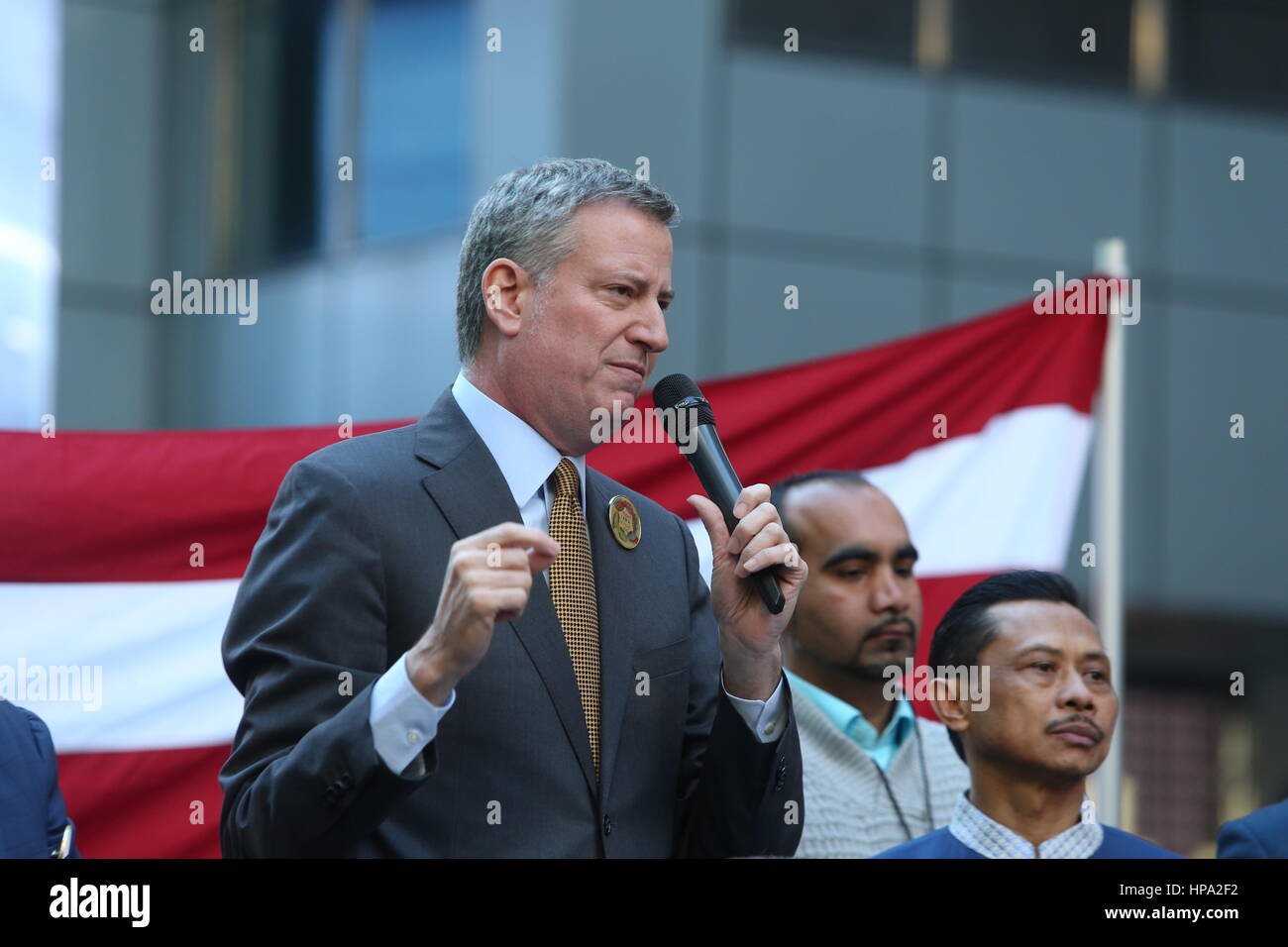 New York City, USA. 19. Februar 2017. NYC Bürgermeister Bill de Blasio erklärt, heute er ein Muslim ist, ein Publikum. Eine Menschenmenge, die schätzungsweise 10.000 verbunden NYC Bürgermeister Bill de Blasio & andere prominente Mitglieder des Klerus zu erklären: "Heute bin ich ein Muslim" während einer Kundgebung auf dem Times Square. Bildnachweis: Andy Katz/Pacific Press/Alamy Live-Nachrichten Stockfoto
