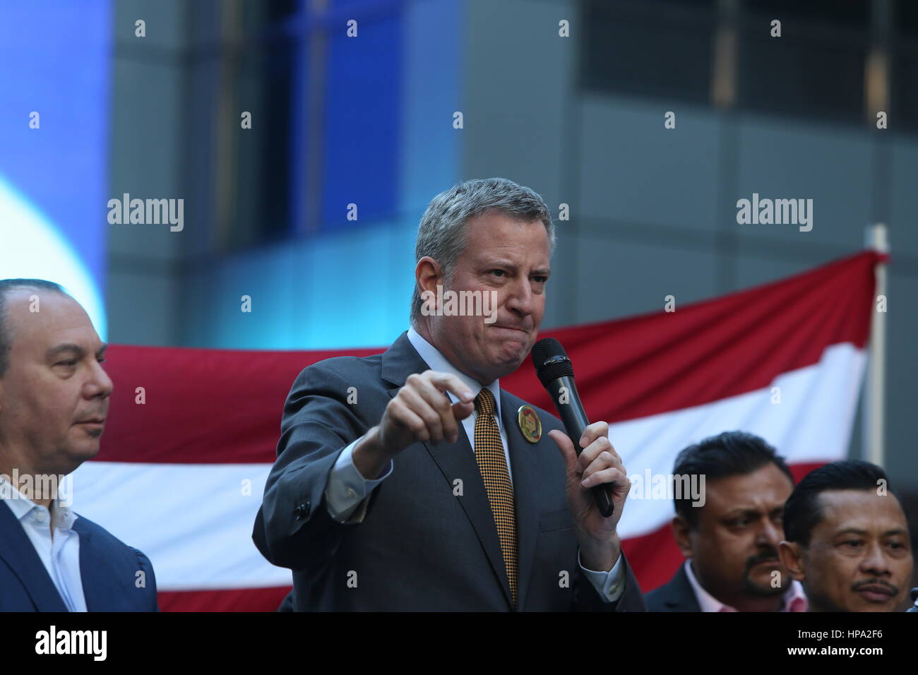 New York City, USA. 19. Februar 2017. Eine Menschenmenge, die schätzungsweise 10.000 verbunden NYC Bürgermeister Bill de Blasio & andere prominente Mitglieder des Klerus zu erklären: "Heute bin ich ein Muslim" während einer Kundgebung auf dem Times Square. Bildnachweis: Andy Katz/Pacific Press/Alamy Live-Nachrichten Stockfoto