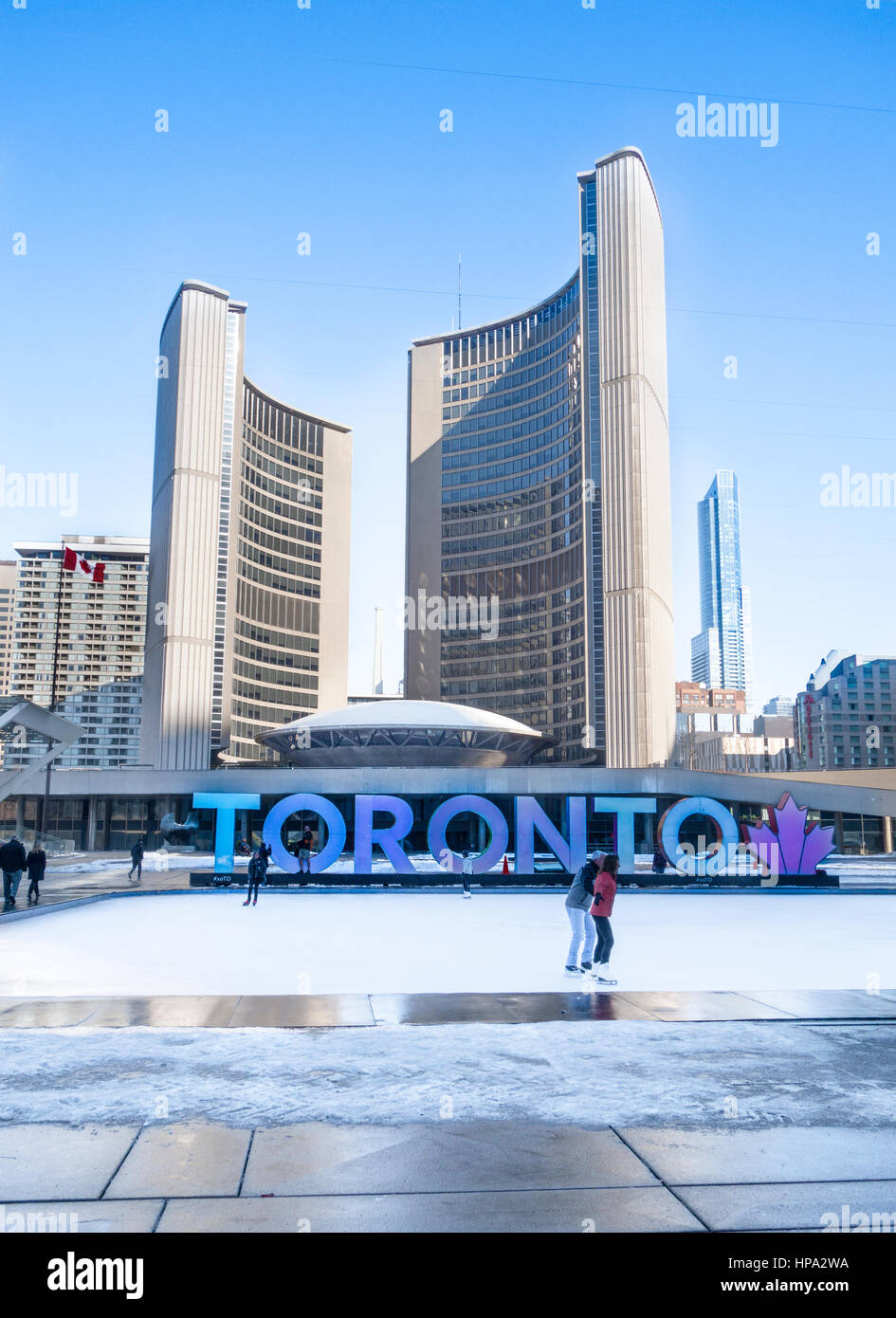 Menschen bei der Hinweistafel auf Nathan Pillips Platz am Rathaus In Toronto, Ontario, Kanada Toronto Skaten Stockfoto
