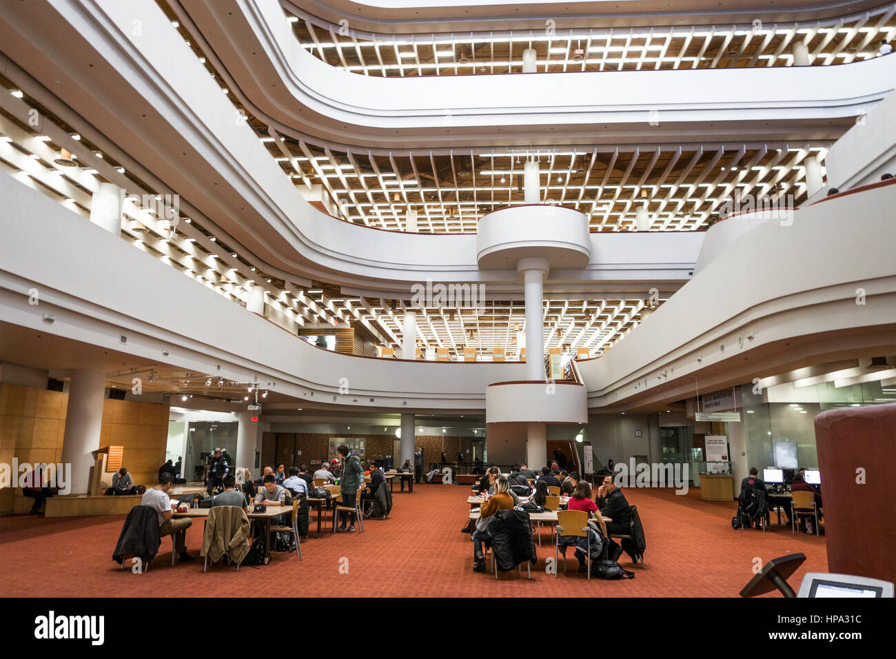 Innere des Toronto Präsenzbibliothek mit seinen geschwungenen Atrium und offenes Konzept in Toronto Ontario Kanada Stockfoto