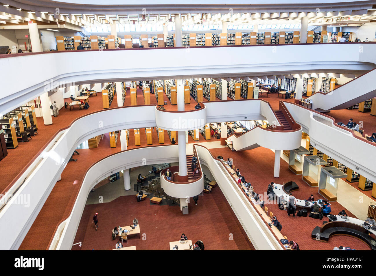 Innere des Toronto Präsenzbibliothek mit seinen geschwungenen Atrium und offenes Konzept in Toronto Ontario Kanada Stockfoto