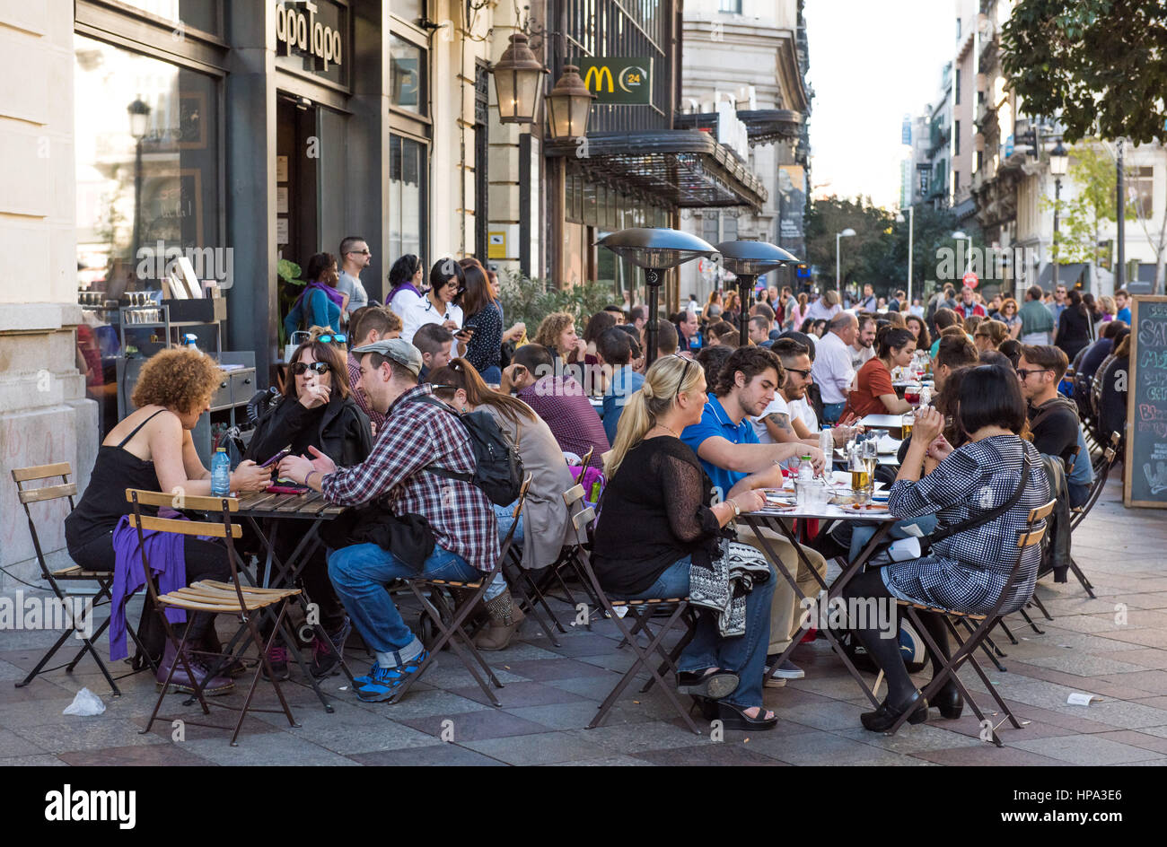 MADRID, Spanien - November 11: Einer der zentralen Straßen, ein kleines Café am 11. November 2015 in Madrid, Spanien Stockfoto