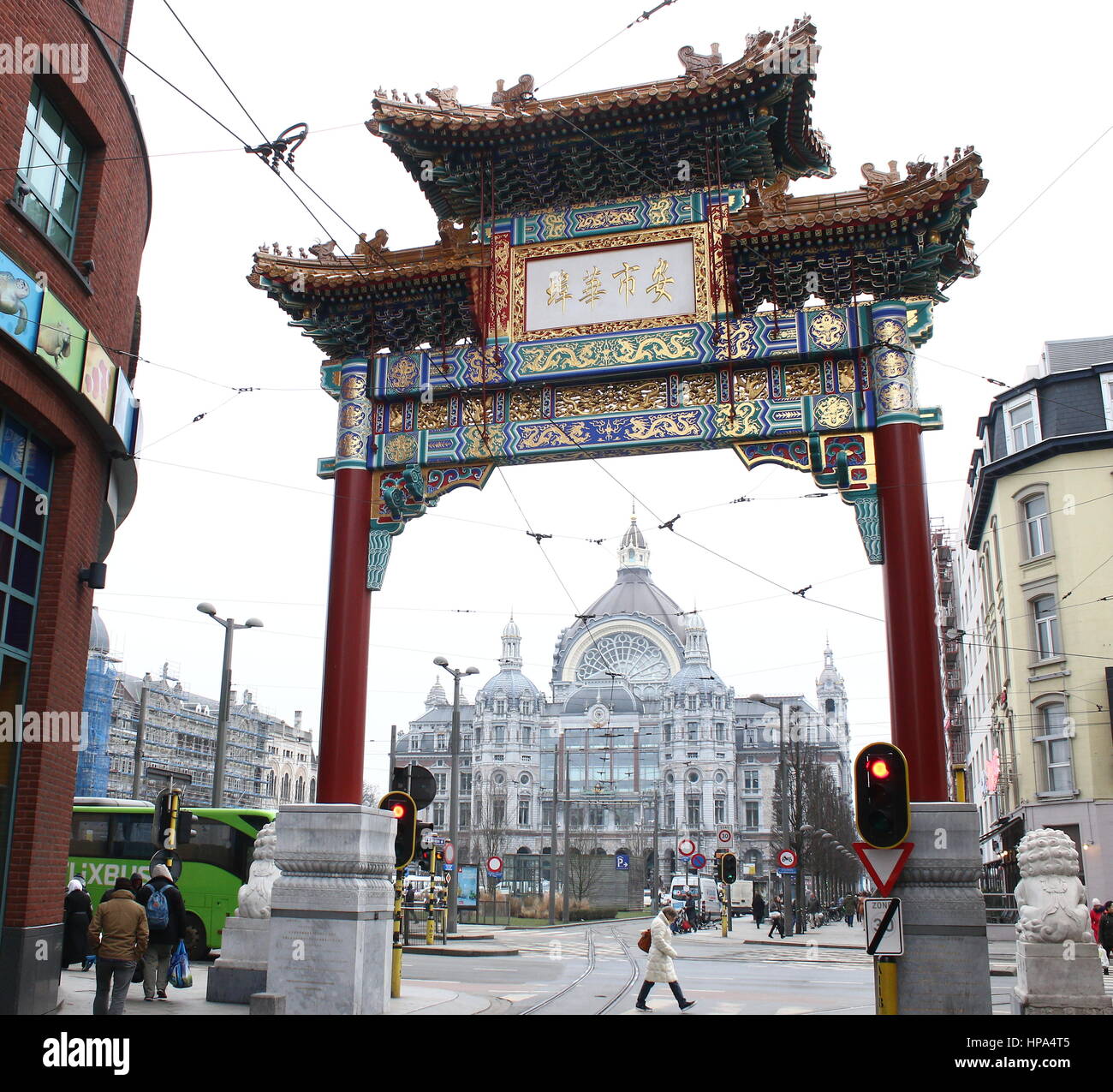 Anfang des 20. Jahrhunderts Hauptbahnhof Antwerpen, Antwerpen, Belgien. Im Vordergrund große Holztor markieren den Eingang von Antwerpen Chinatown Stockfoto