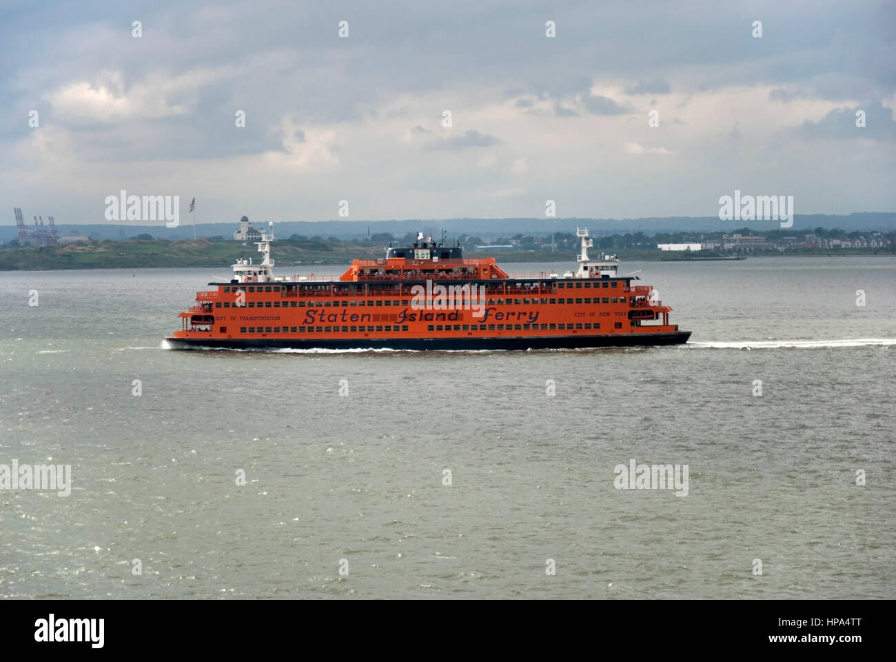 M.V. Geist von Amerika Staten Island Ferry New York Bay Backbordseite Anzeigen von 2005 Orange und schwarz Molinari Klasse Handelsschiff MV Geist von Amerika ne Stockfoto