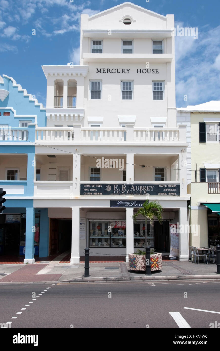 E.r. Aubrey Juwelier Shop Merkur Haus Front Street Hamilton Bermuda Außenansicht traditionellen Bermudian hellen weißen fünf Shop Bürokomplex Stockfoto