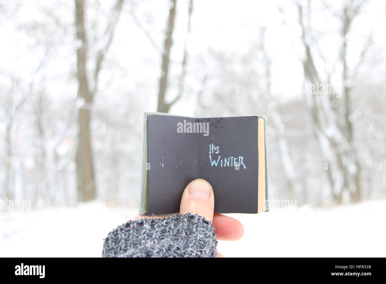 der Winter, Buch mit Inschrift Stockfoto