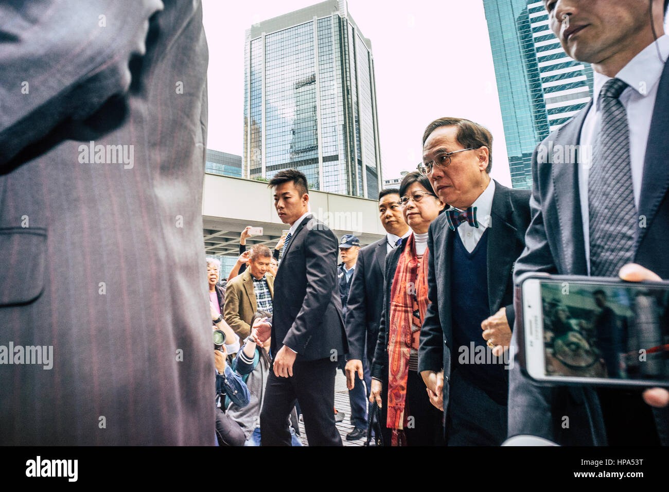 Hong Kong, China. 20. Februar 2017. Donald Tsang, Hong Kong, ehemaliger Chief Executive und seine Frau Selina Tsang, kommen vor dem High Court. Donald Tsang stellt sich sieben Jahre Gefängnis wegen Fehlverhalten kostenlos. Bildnachweis: Yeung Kwan/Pacific Press/Alamy Live-Nachrichten Stockfoto