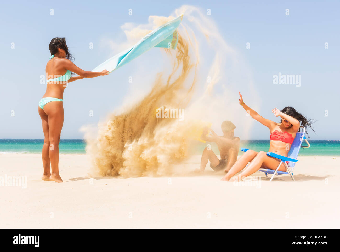 Menschen an einem sehr windigen Tag am Strand. Tarifa, Costa De La Luz, Cádiz, Andalusien, Spanien. Stockfoto