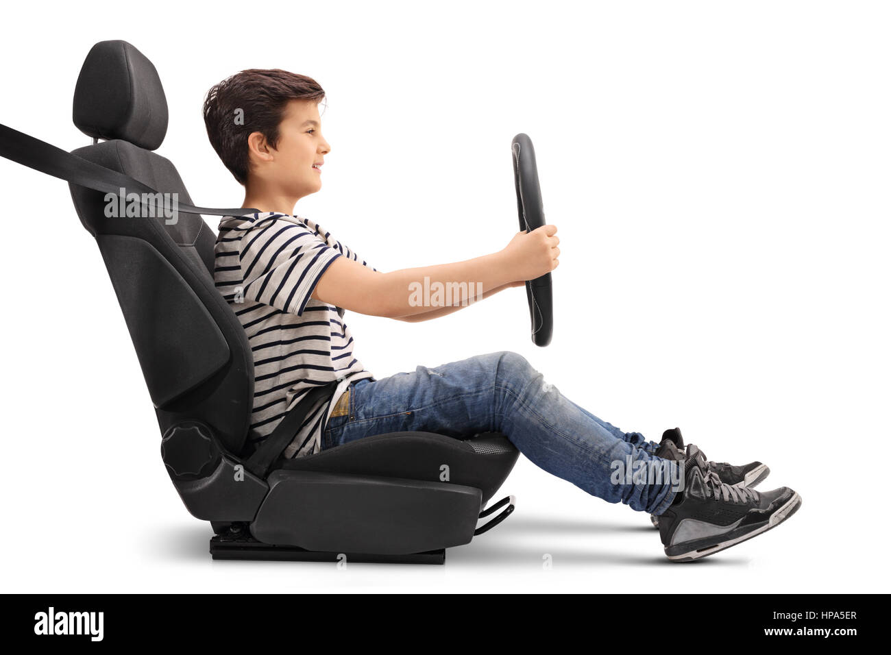 Junge auf einem Autositz sitzen und halten einen Lenkrad vorgibt, isolierten auf weißen Hintergrund zu fahren Stockfoto