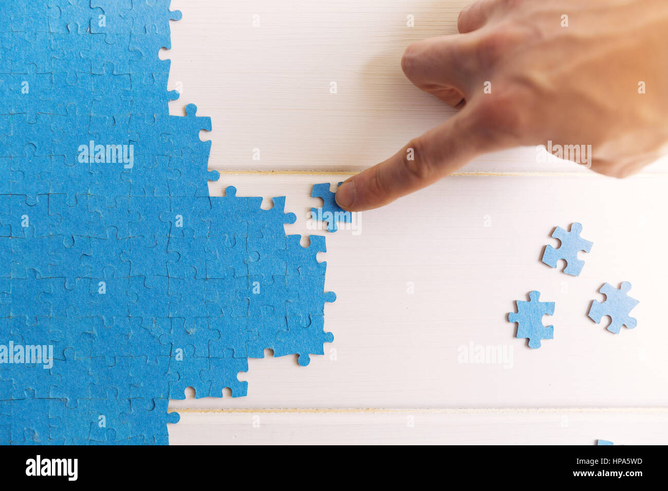 Herausforderung und Strategie Konzept Hand verbinden Jigsaw puzzle Stockfoto