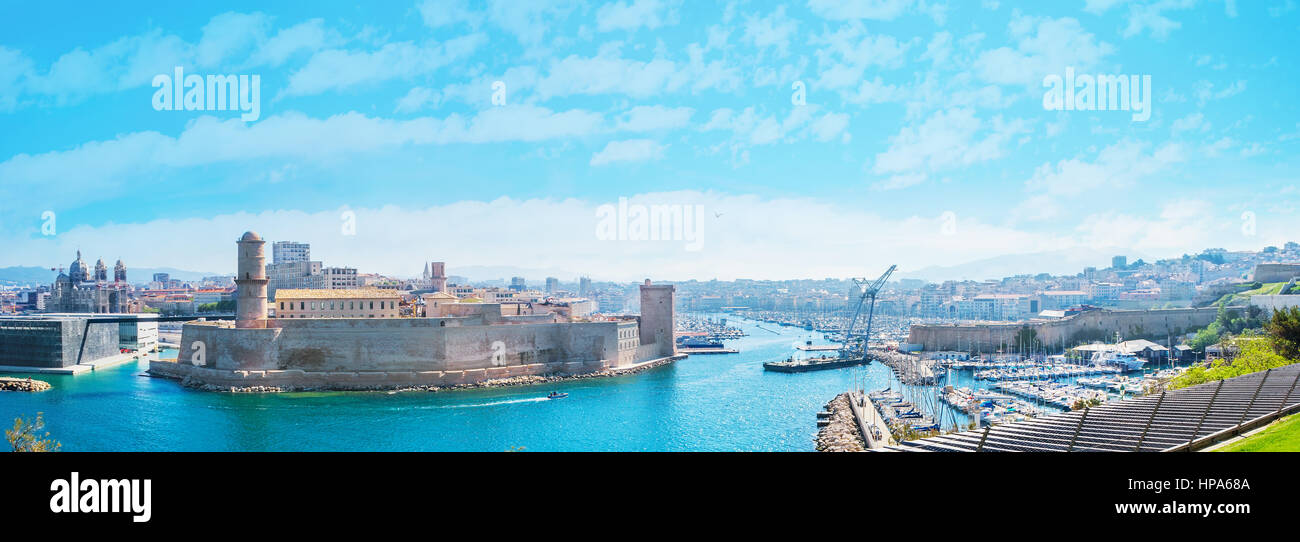 Panorama der Altstadt mit mittelalterlichen Fort Saint-Jean und Yacht Hafen, umgeben von historischen Nachbarschaften mit zahlreichen Sehenswürdigkeiten, Marseille, Frankreich. Stockfoto