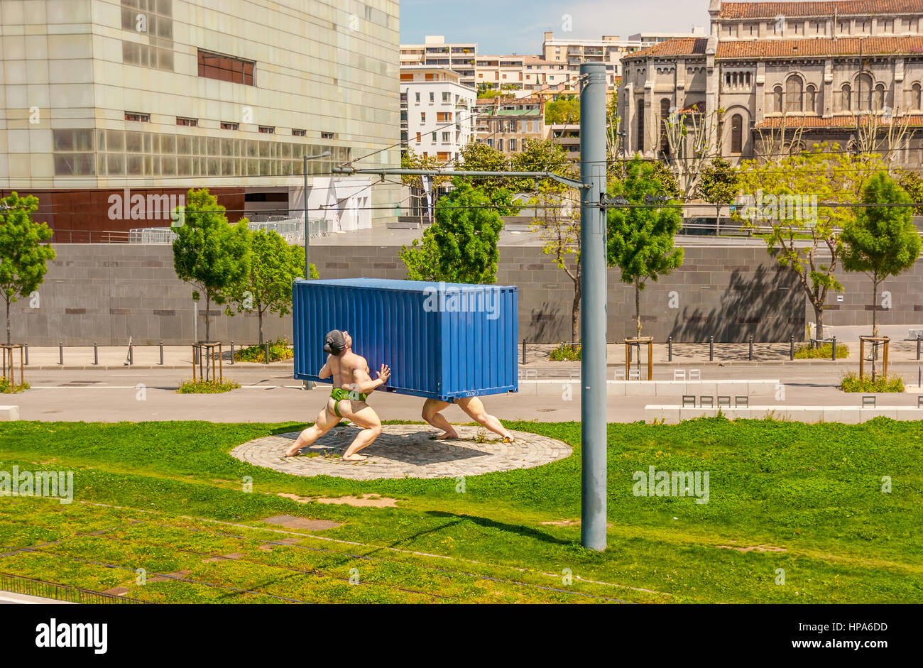 MARSEILLE, Frankreich - 4. Mai 2013: Die moderne Installation von zwei Sumo-Ringer, mit leuchtend blauen Versandbehälter auf dem Rasen des Boulevard de Par Stockfoto