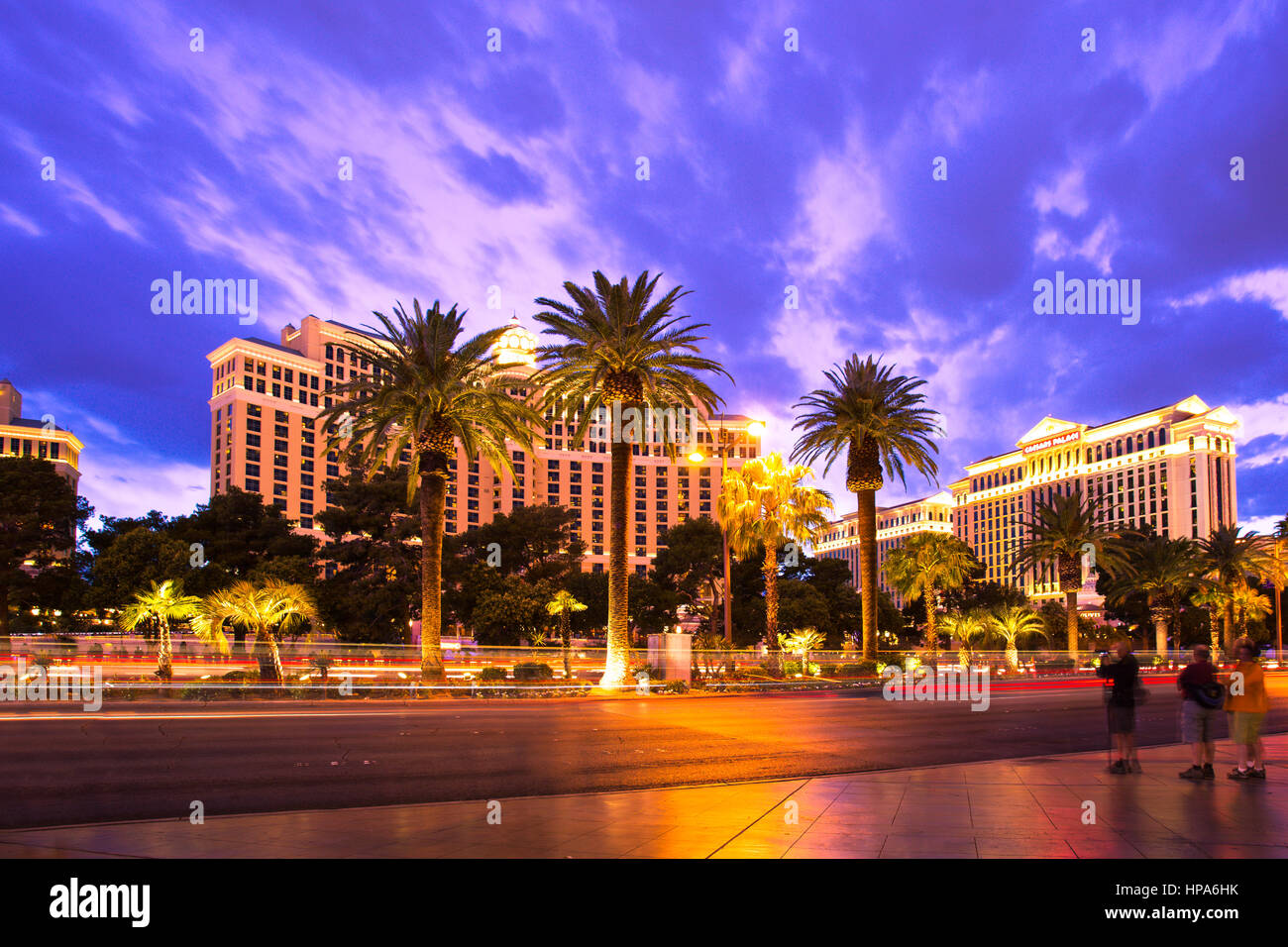 LAS VEGAS, NEVADA - 7. Mai 2014: Nachtansicht des Caesars Palace kurz nach Sonnenuntergang gesehen vom Las Vegas Boulevard. Stockfoto