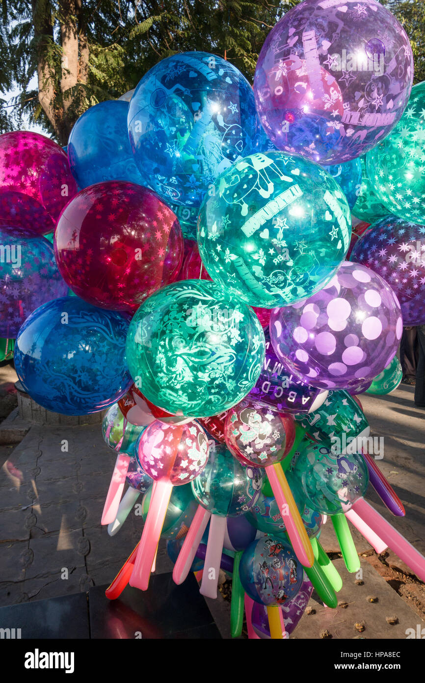 Bunte indische Luftballons zum Verkauf in Hyderabad, Indien Stockfoto