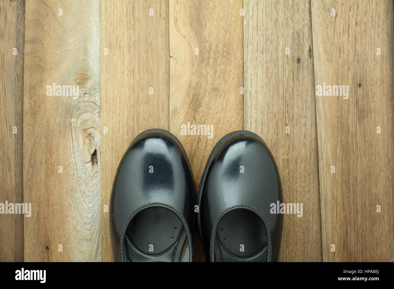 Thai Mädchen Student Schuhe zu konkreten Hintergrund Stockfoto