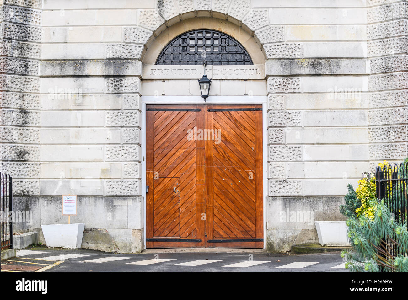 Eingang in das alte Gefängnis, heute Teil von Christ Church University, Canterbury, England. Stockfoto