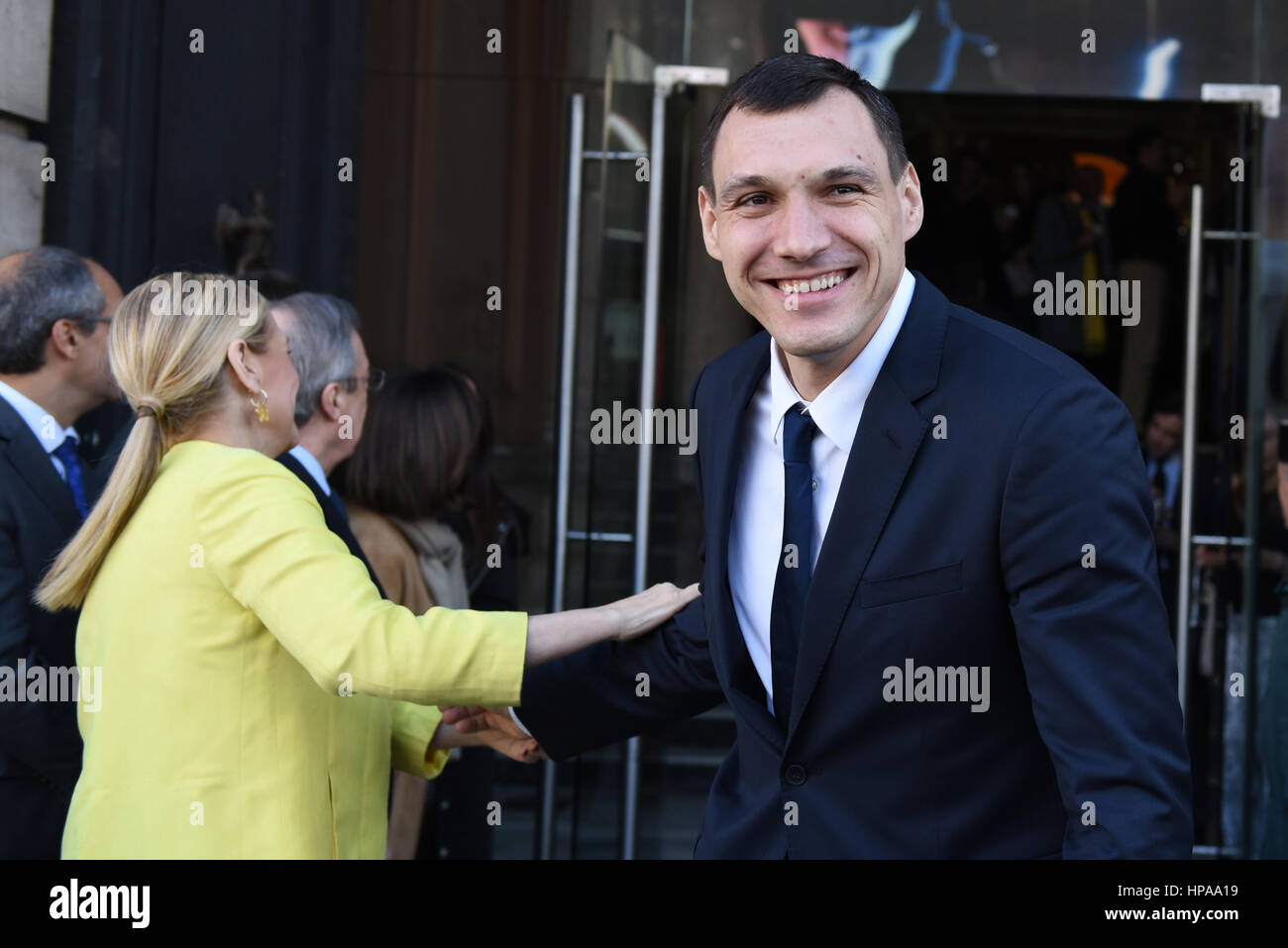 Real Madrids Jonas Maciulis lächelt Puerta del Sol in Madrid am 20. Februar 2017 am Tag nach dem Gewinn der Copa del Rey (Königspokal) letzte Basketball-match gegen Valencia. (Foto: Jorge Sanz / Pacific Press) Stockfoto