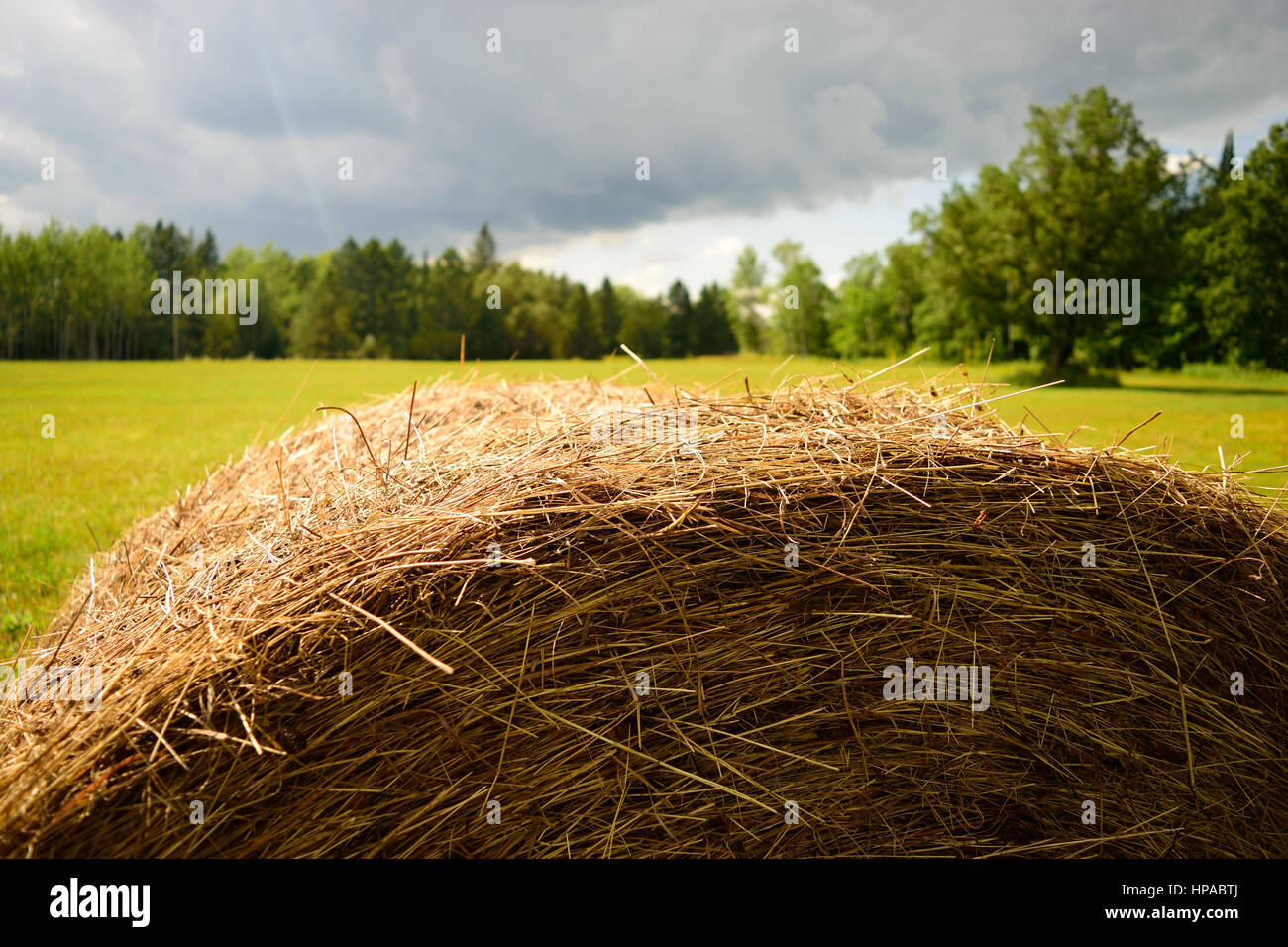 Runde Haybale mit Sturm naht Stockfoto