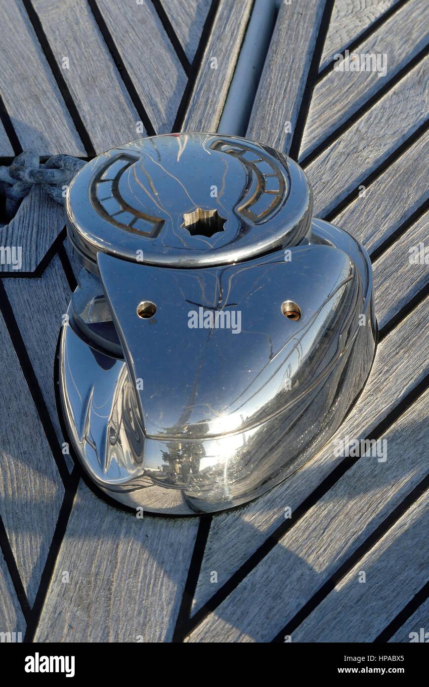 Details der Ankerwinde auf die Teak Deck eines Segelbootes Stockfoto