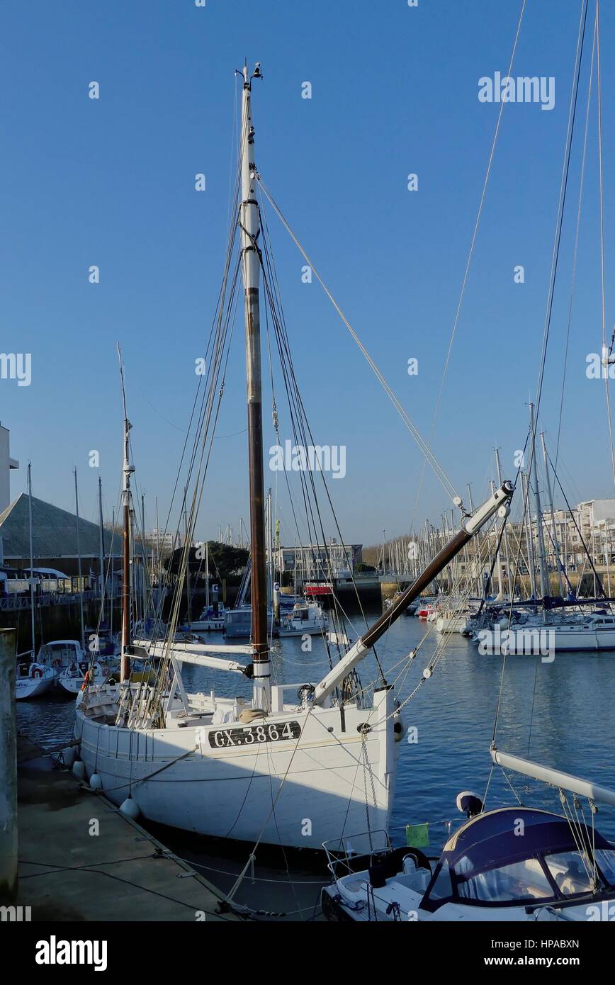 Lorient, Frankreich - 16. Dezember 2016: Alte Thunfisch Segeln Boot in der marina Stockfoto