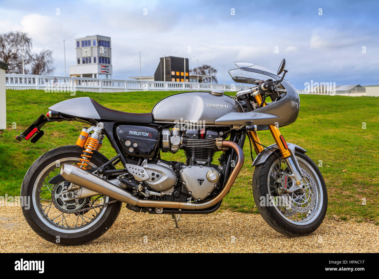 Triumph Thruxton Goodwood Circuit Motorrad in Sussex, England, UK geparkt Stockfoto