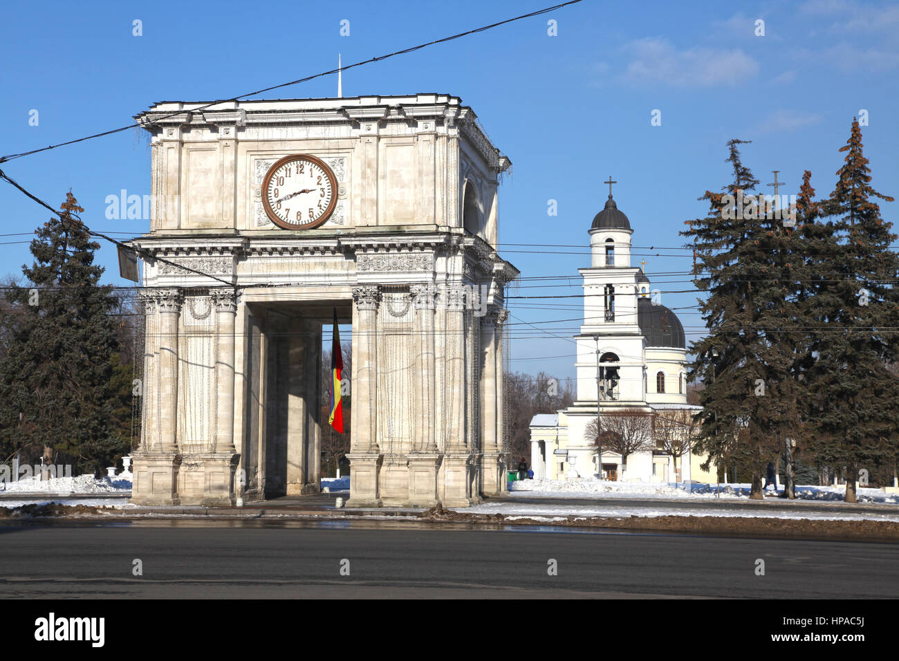 Triumphbogen und GeburtKathedrale in der Republik Moldau Kishinev