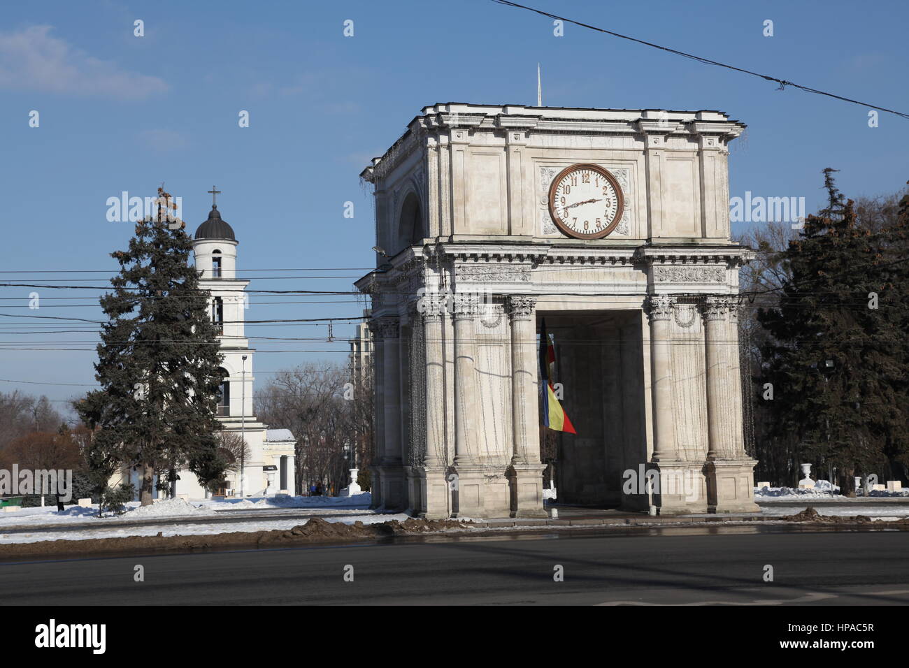 Triumphbogen und GeburtKathedrale in der Republik Moldau Kishinev