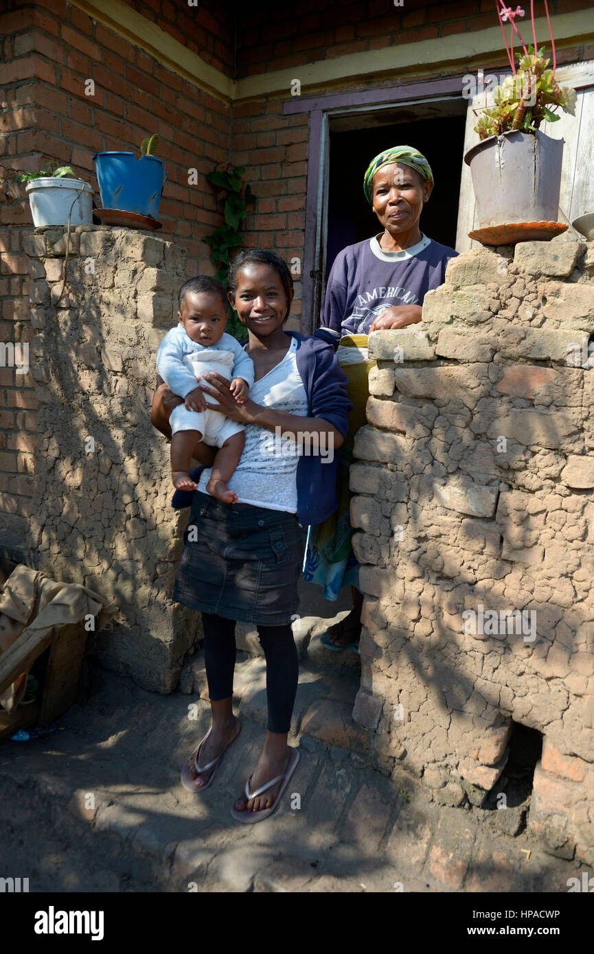 Baby mit Mutter und Großmutter, vor dem Haus, Provinz Fianarantsoa, Madagaskar Stockfoto
