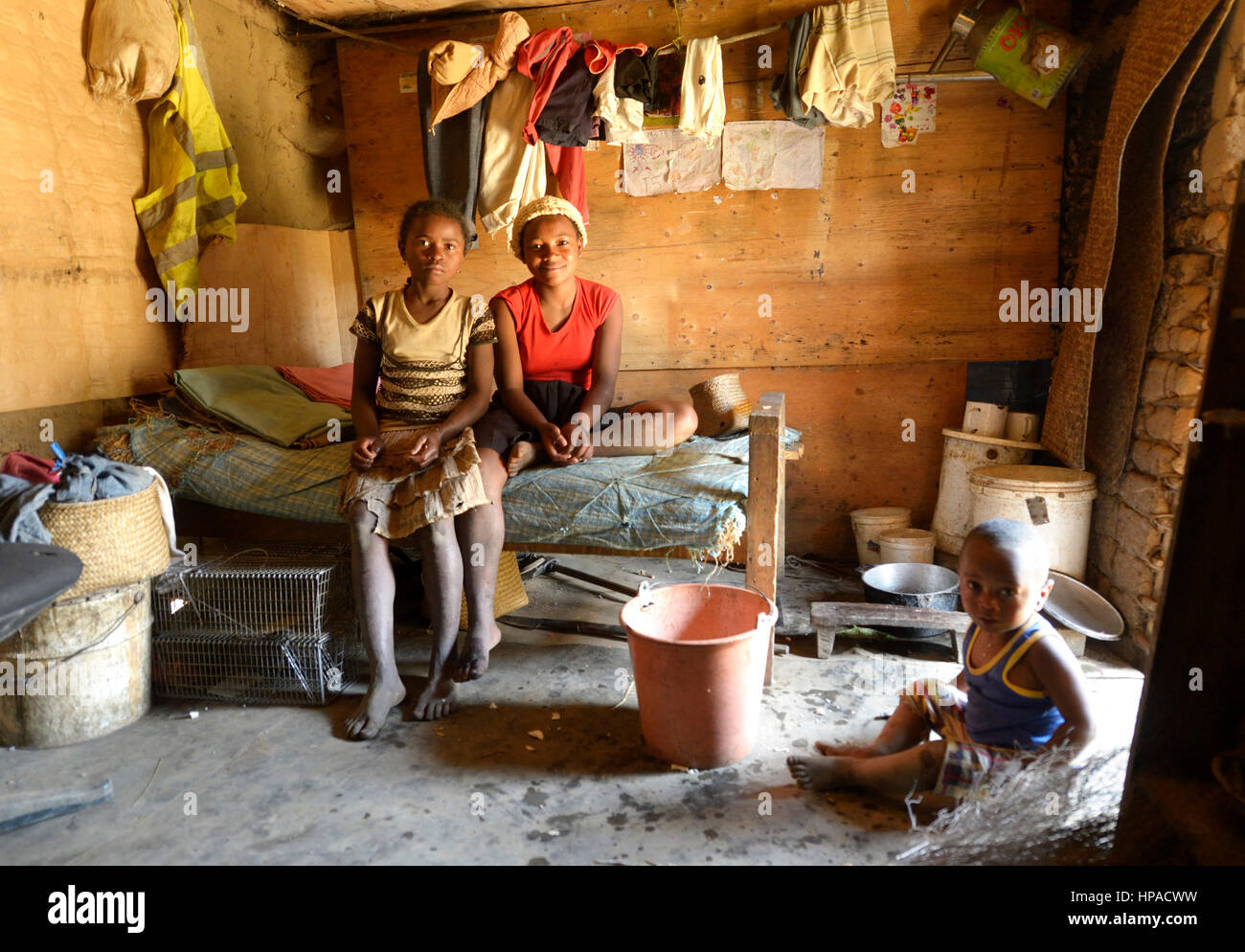 Mädchen, Jugendlichen und jungen Kind in einer einfachen Hütte, Ambatomainty Dorf, Moramanga, Alaotra Mangoro Region, Madagaskar Stockfoto