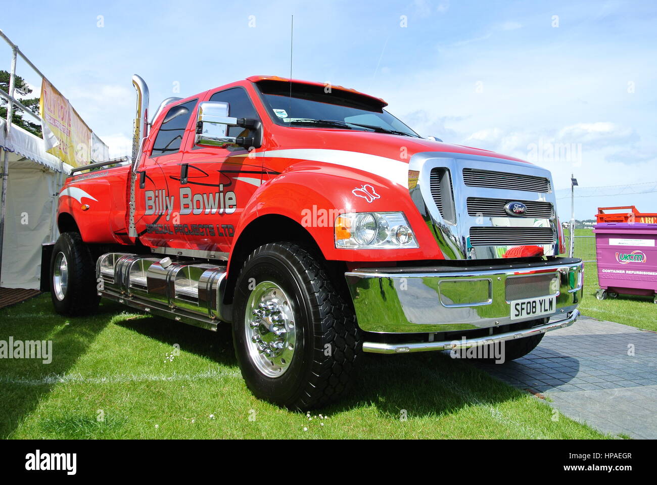 Ein Ford F-350 Pickup truck in den Farben der Billy Bowie besondere  Projekte, bis auf dem Display in Paignton, Devon, England, UK geparkt  Stockfotografie - Alamy