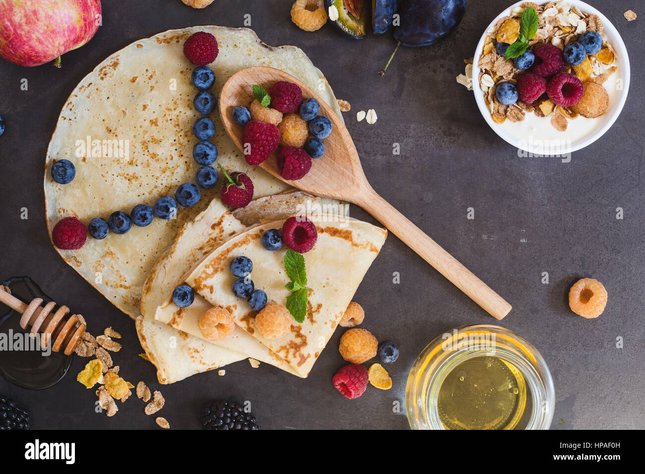Gesundes Frühstück-Müsli und Crepes mit frischen Beeren und Früchte, Ansicht von oben. 08:00 morgens Stockfoto