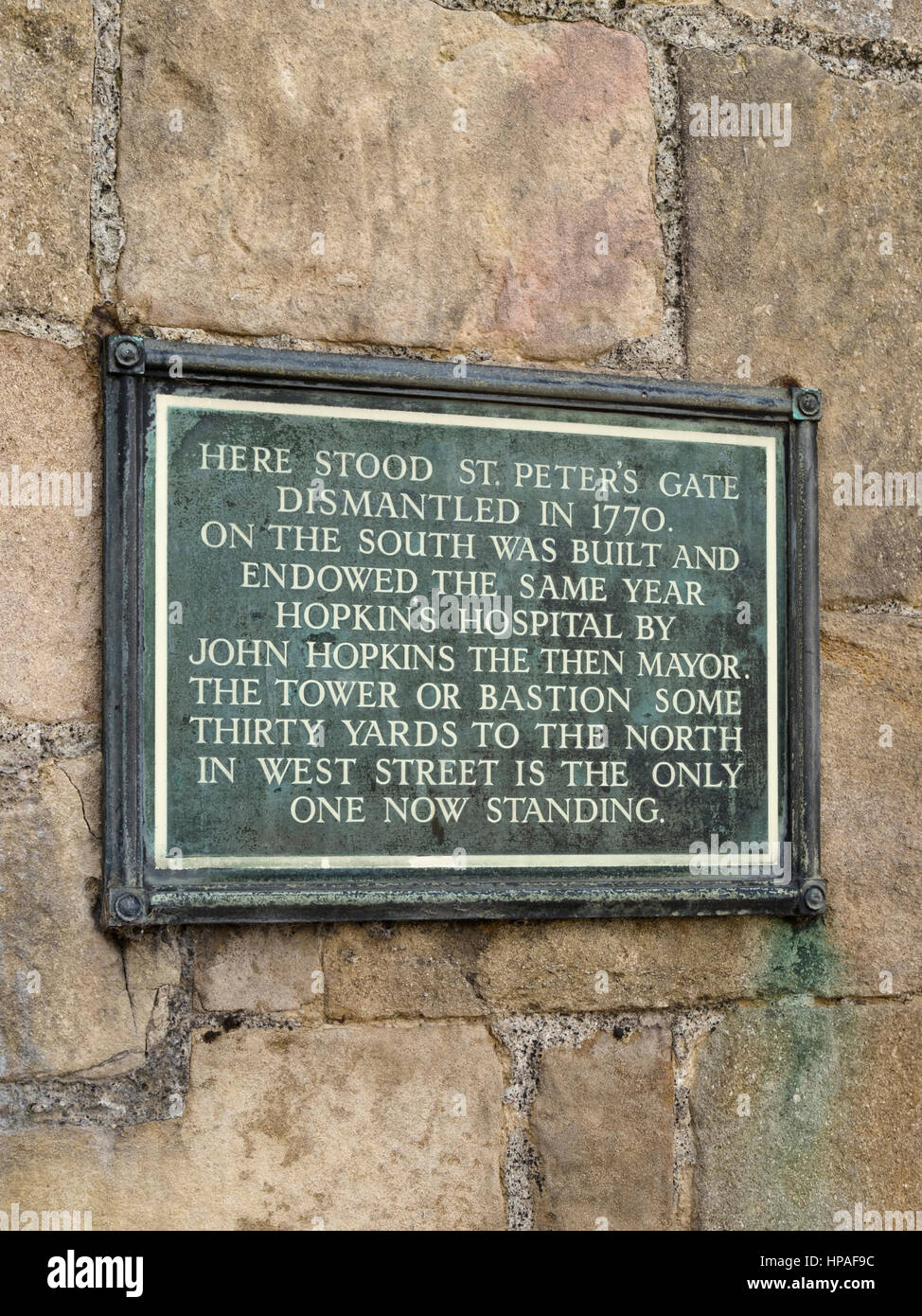 Historische Informationstafel über St.-Peter Tor, John Hopkins Hospital und Stadt Mauer Bollwerk, Stamford, Lincolnshire, England, UK. Stockfoto