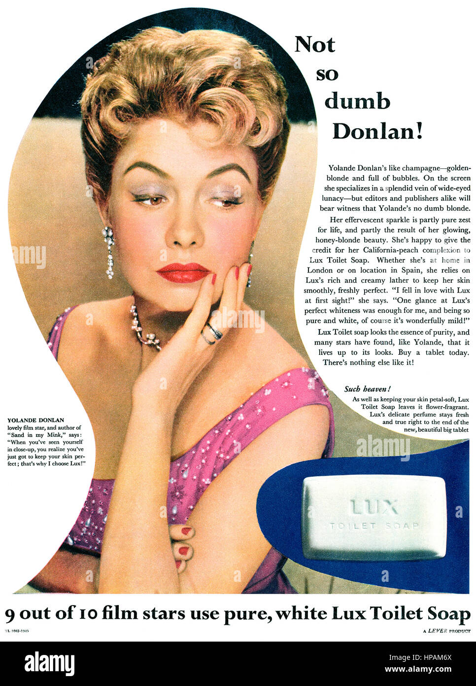 1956 britische Werbung für Lux Seife, mit Schauspielerin Yolande Donlan. Stockfoto