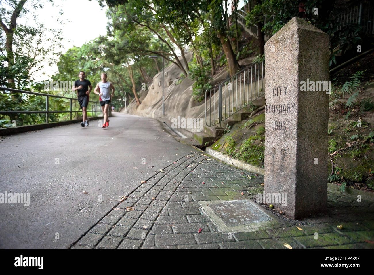 BOWEN ROAD, Wan Chai - Sept. 2013 - Zwei Läufer Ansatz einer Stadt Grenzmarkierungen auf Bowen Road, Hong Kong Island. Stockfoto