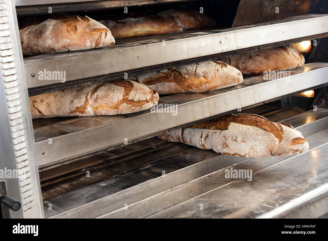 Nahaufnahme der große Brote Brown nur auf Metall Regale Ofen gebacken Stockfoto