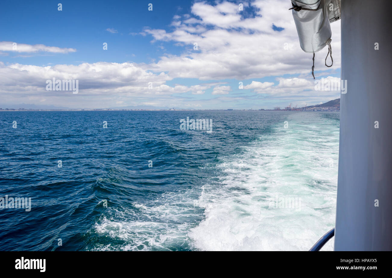 Zuge der Motorboot am Ozean Stockfoto
