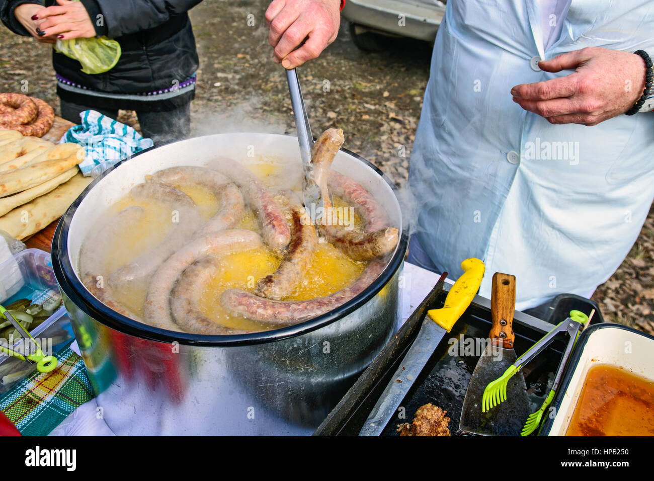 Vorbereitung zum Backen von hausgemachter Wurstwaren im Freien. Stockfoto